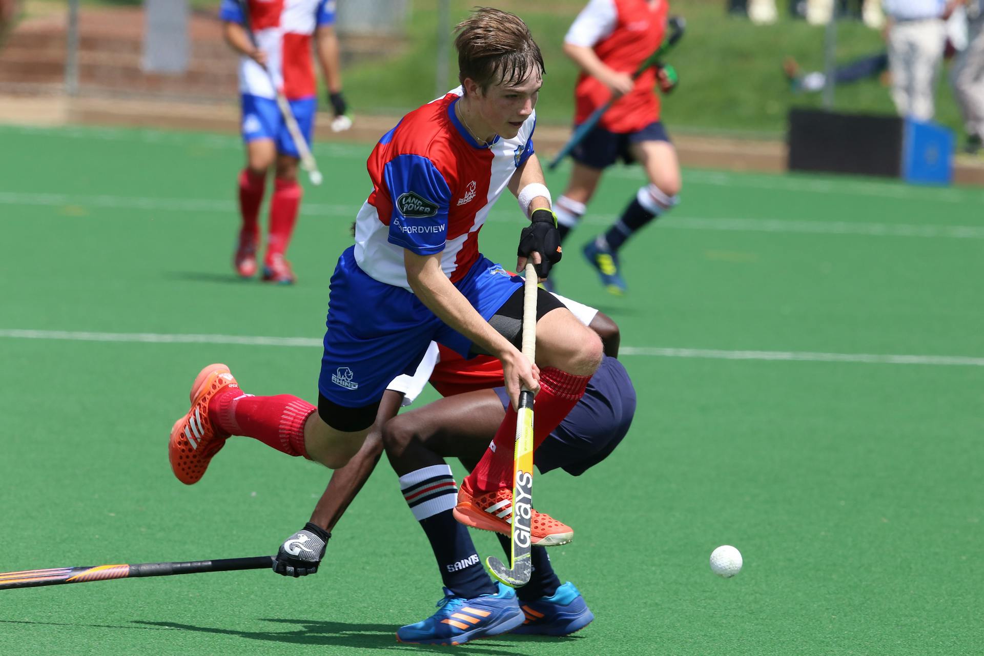 Warum ist beim Hockey das Spielfeld nass?