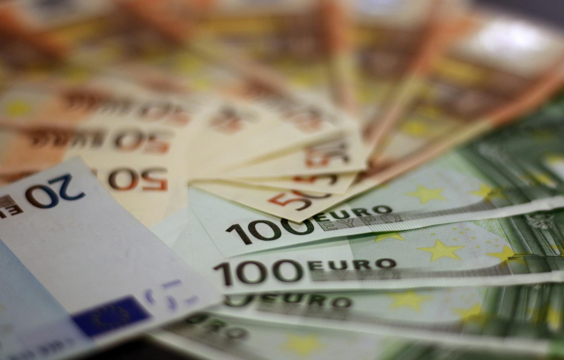 Warum ist der Euro mehr wert als der Dollar?